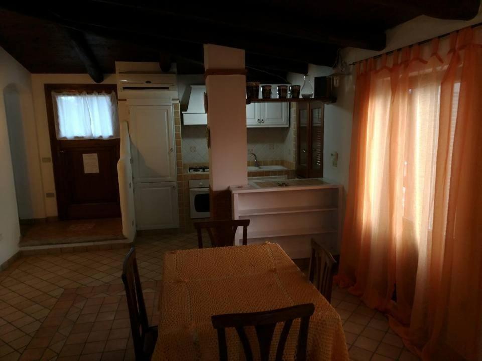 ماراتييا Bed & Breakfast Laino الغرفة الصورة
