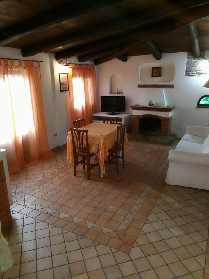 ماراتييا Bed & Breakfast Laino الغرفة الصورة